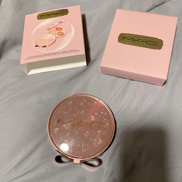 MAC Effervescence Extra Dimension Face Compact - Picture 3 of 4